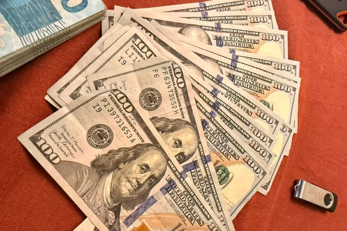 quase-dois-mil-dolares-foram-apreendidos-em-operacao-contra-corrupcao