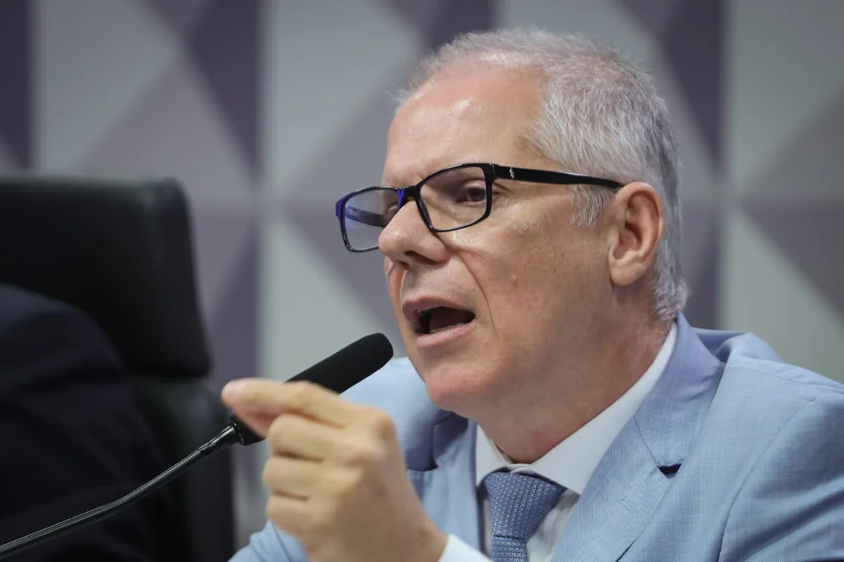 Ex-presidente-do-INSS-Instituto-Nacional-do-Seguro-Social-Alessandro-Stefanutto-e-ouvido-pela-CPMI-que-apura-fraudes-nos-descontos-previdenciarios-do-orgao-Metropoles-9