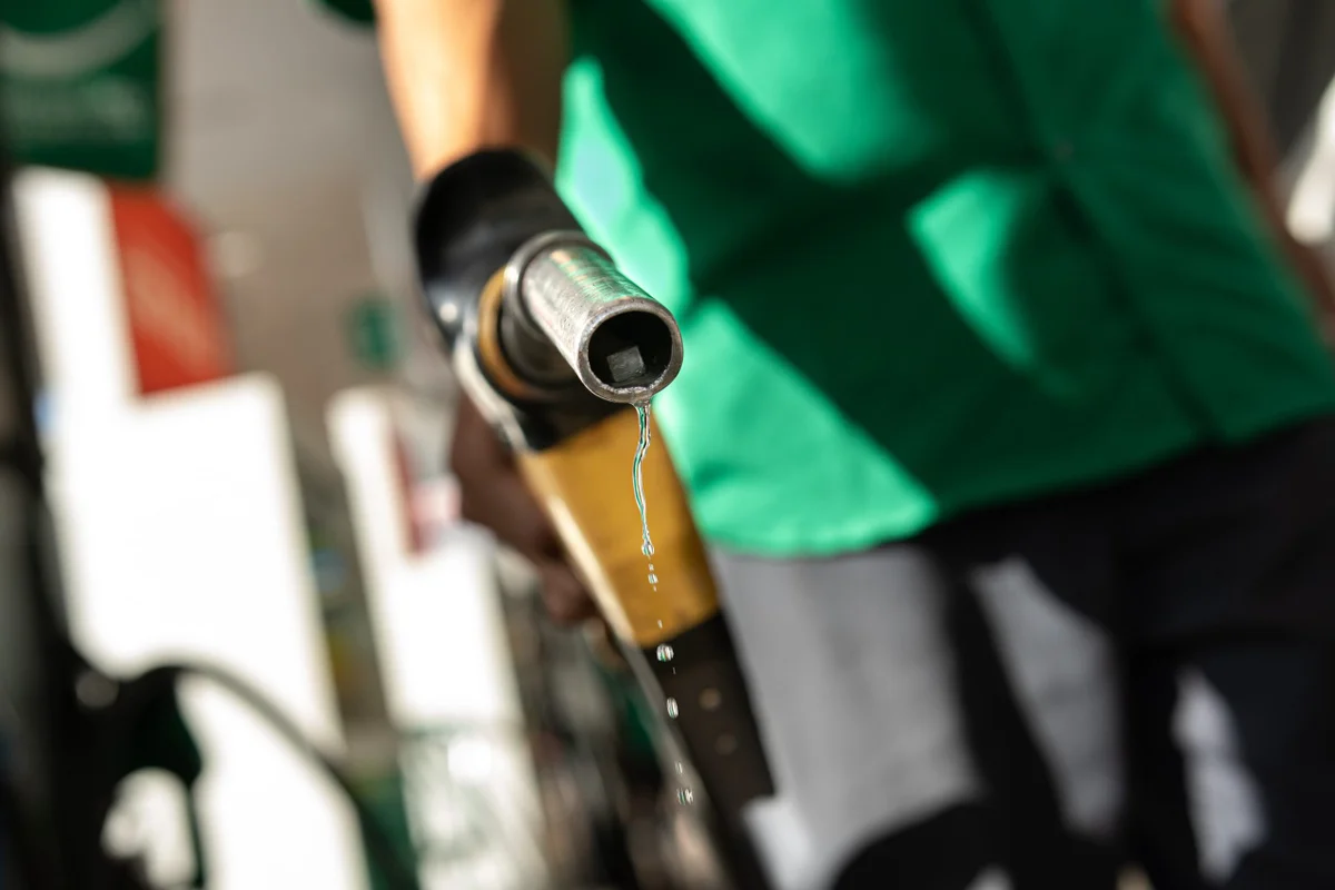 Postos-de-etanol-gasolina-e-diesel.-Combustiveis-ficarao-mais-caros-a-partir-de-1o-de-fevereiro-de-2025-Metropoles-6-scaled