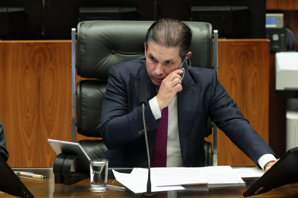 hugo-motta-preside-a-sessao-na-camara-dos-deputados-que-discute-projeto-de-lei-que-cria-a-politica-nacional-de-minerais-criticos-e-estrategicos-metreopoles-2-scaled (1)