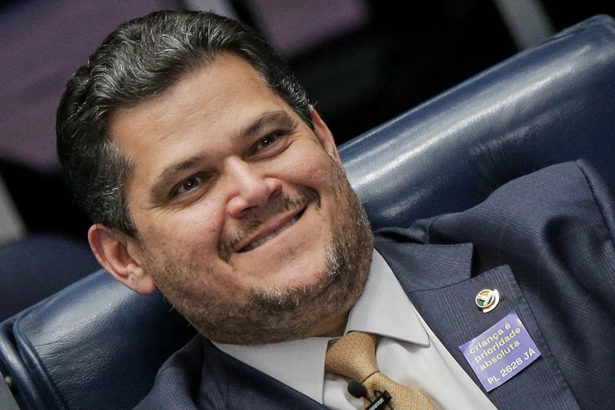 Davi-Alcolumbre-estampa-adesivo-com-a-frase-Crianca-e-prioridade-absoluta-PL-2628-ja.-Projeto-ECA-Digital-protecao-de-criancas-e-adolescentes-em-ambientes-digitais.-Adultizacao-infantil-Felca-2