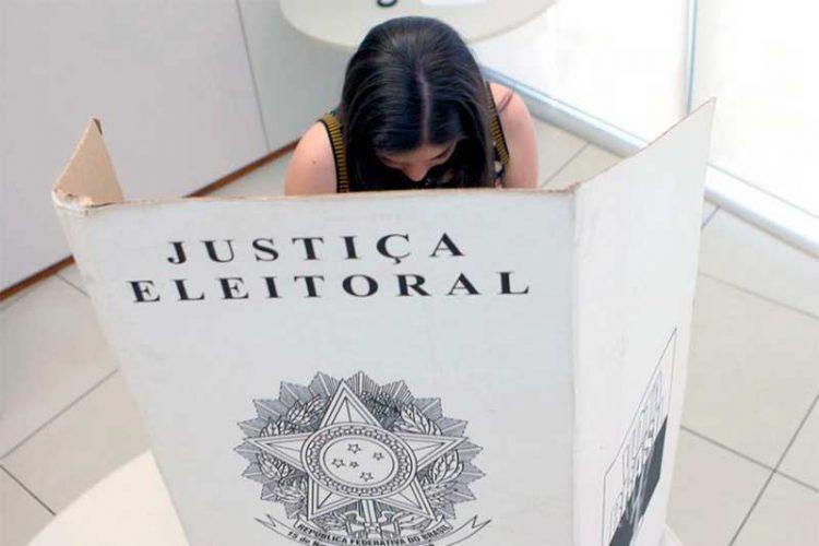 Eleitora-vota-na-eleicao-municipal-Foto-Roberto-Jayme-TSE-750x500