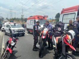 Mulher fica ferida em acidente entre moto e carreta na Avenida das Torres, em Manaus