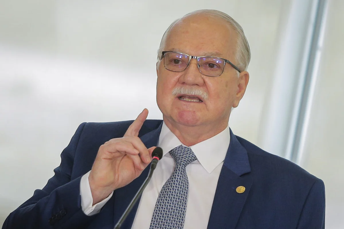 ministro-stf-edson-fachin-e-o-presidente-lula-durante-sancao-de-medidas-relacionadas-a-fundos-do-sistema-de-justica-no-palacio-do-planalto-metropoles-10-scaled
