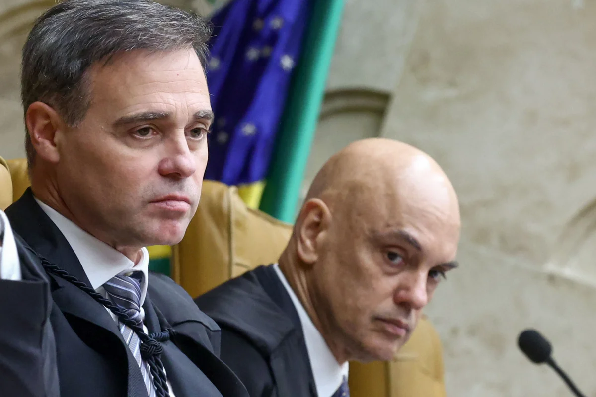 ministros-do-supremo-tribunal-federal-stf-andre-mendonca-e-alexandre-de-moraes-sentados-lado-a-lado-em-sessao-da-corte-apos-vazamento-de-conversa-do-ministro-com-vorcaro-metropoles-2-3-scaled