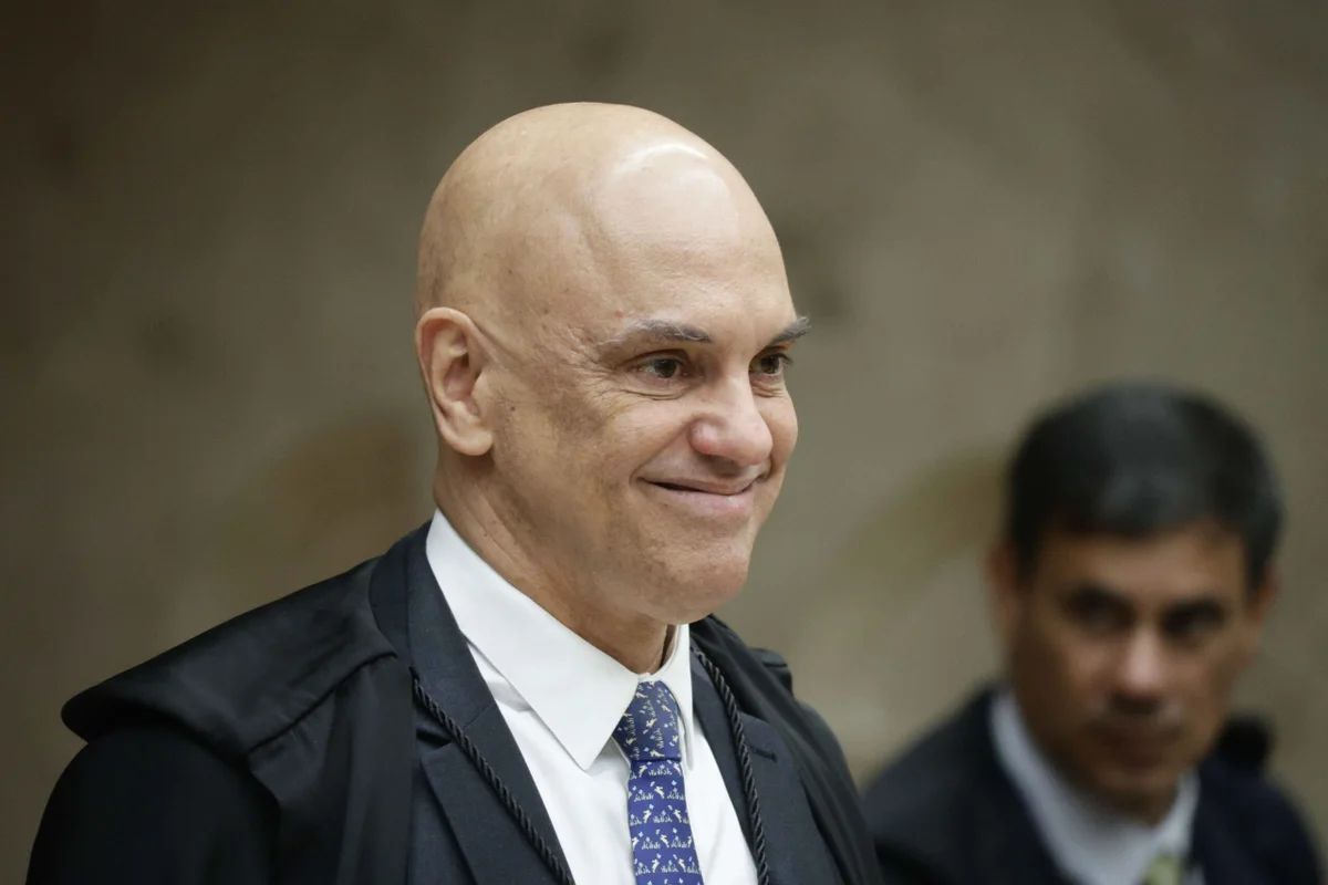 ministros-do-supremo-tribunal-federal-stf-andre-mendonca-e-alexandre-de-moraes-sentados-lado-a-lado-em-sessao-da-corte-apos-vazamento-de-conversa-do-ministro-com-vorcaro-metropoles-3-2-scaled
