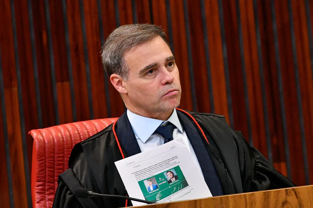 o-vice-presidente-do-tribunal-superior-eleitoral-tse-andre-mendonca-segura-documento-contendo-imagens-do-senador-flavio-bolsonaro-pl-e-do-empresario-daniel-vorcaro-scaled