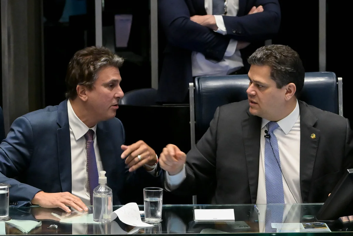 coordenador-da-campanha-luiz-inacio-lula-da-silva-camilo-santana-e-o-presidente-do-senado-federal-davi-alcolumbre-durante-sessao-plenaria-no-senado-federal-6x1-metropoles-1-scaled